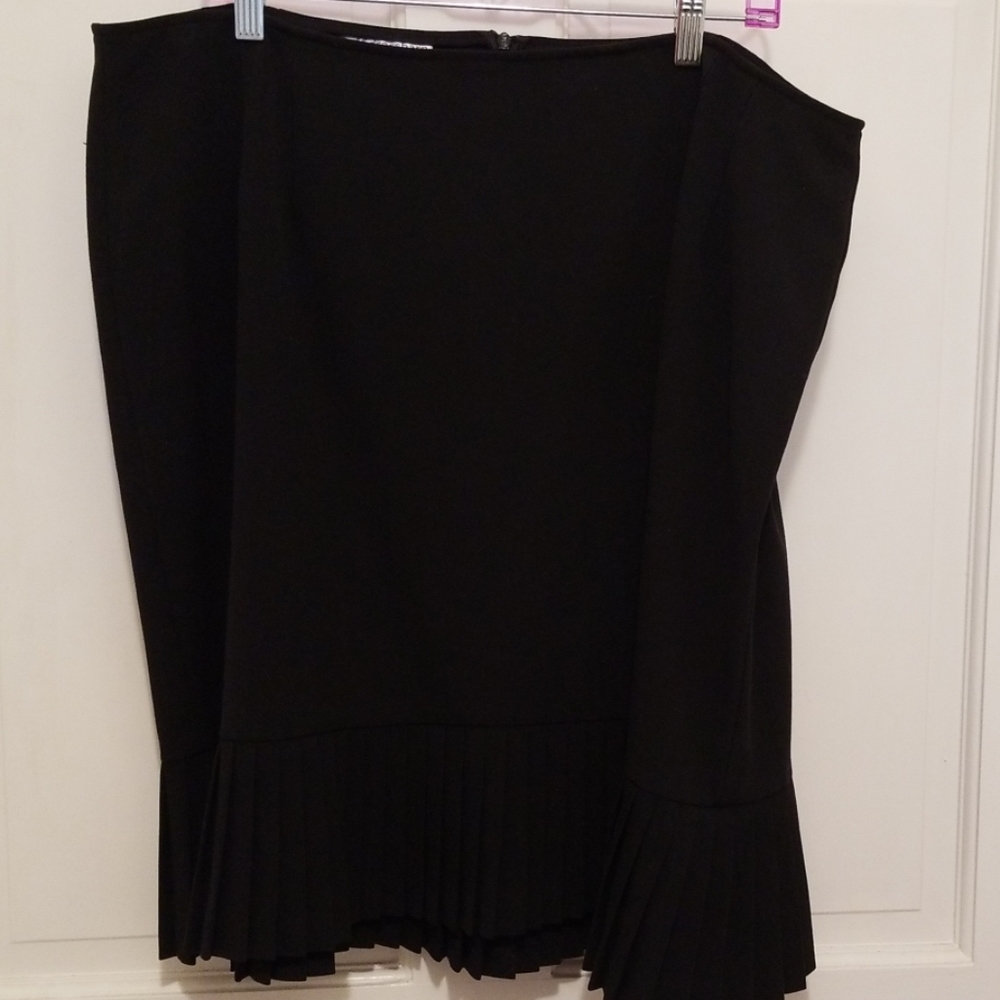 Black, solid pleated hem.